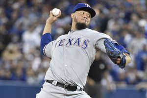 Gallardo ayuda a Rangers a conseguir el primero de la serie