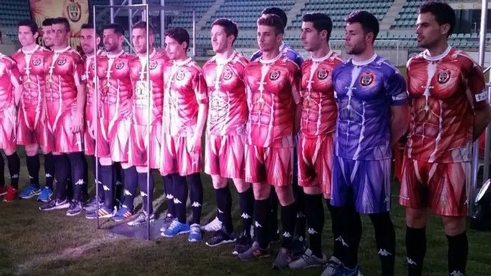 Equipo español causa furor con excéntrico uniforme