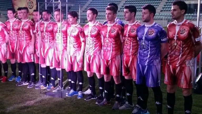 Equipo español causa furor con excéntrico uniforme