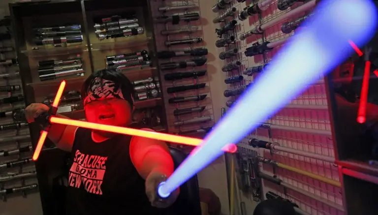 Taiwanés, el mejor forjador de sables de luz