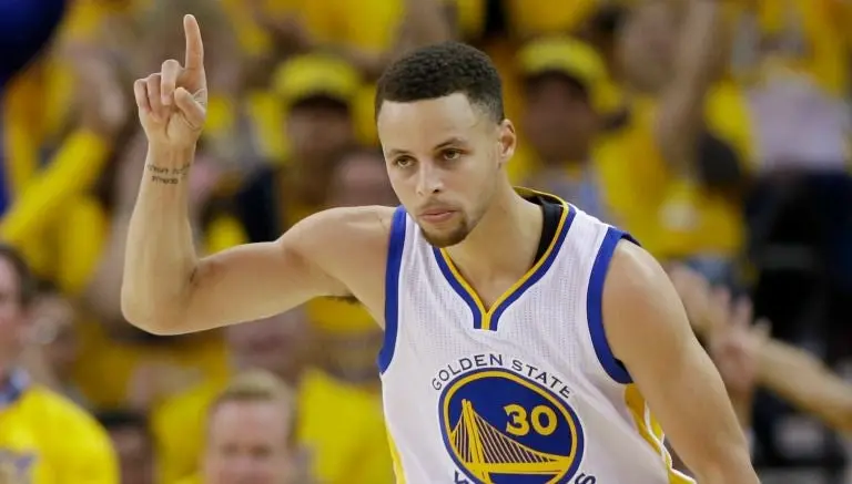 Curry regresaría para el cuarto partido contra Rockets
