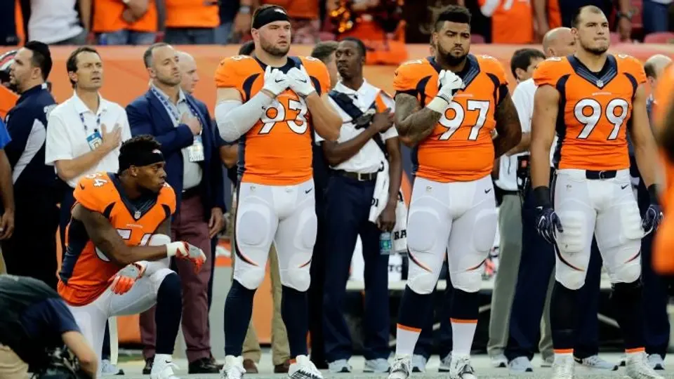 Jugador de Broncos se une a protestas durante himno de EU