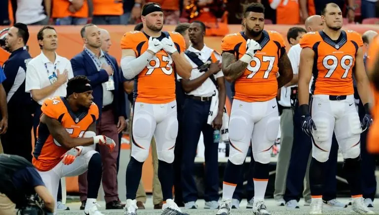 Jugador de Broncos se une a protestas durante himno de EU