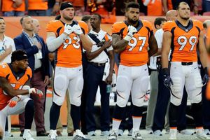 Jugador de Broncos se une a protestas durante himno de EU
