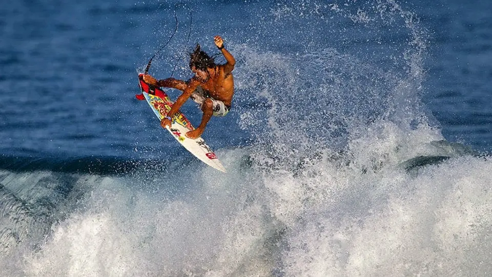 Surfista mexicano espera a 'Patricia' en Manzanilla