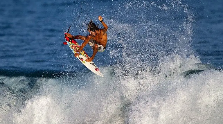 Surfista mexicano espera a 'Patricia' en Manzanilla