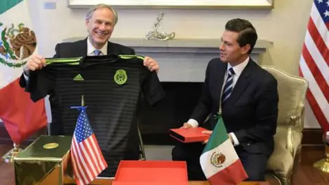 EPN regala playera del Tri a gobernador de Texas