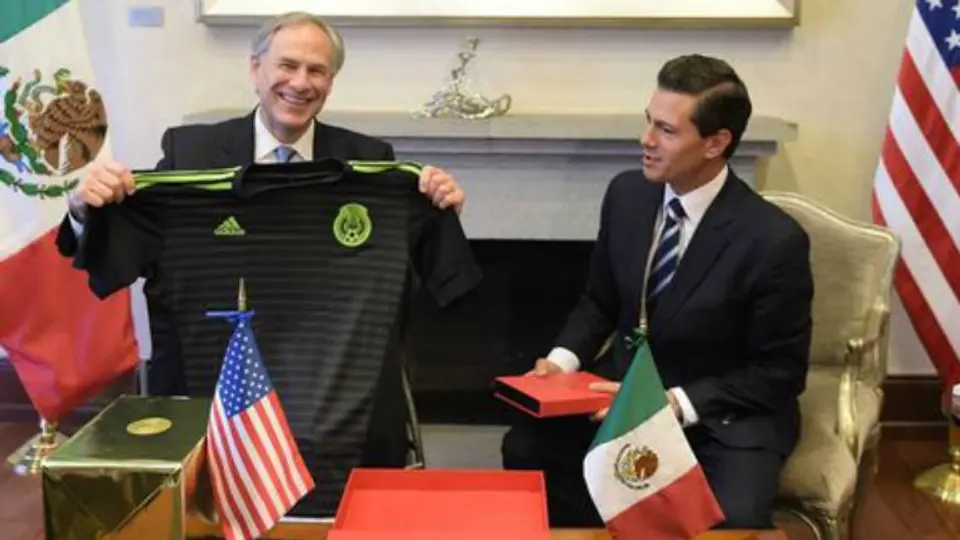 EPN regala playera del Tri a gobernador de Texas