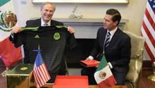 EPN regala playera del Tri a gobernador de Texas