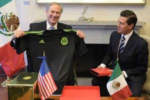 EPN regala playera del Tri a gobernador de Texas
