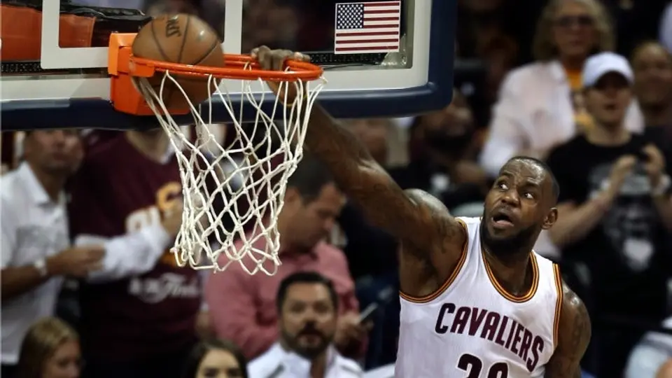 Cavs arrasa a Warriors y se acerca en Final de la NBA
