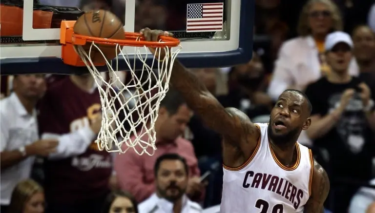 Cavs arrasa a Warriors y se acerca en Final de la NBA