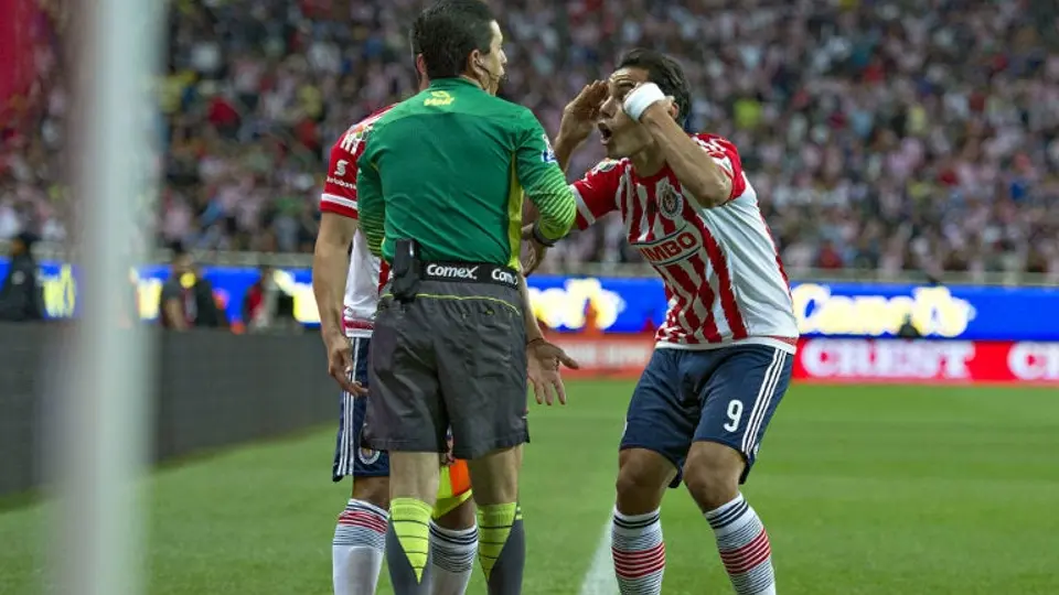 Árbitro anula gol legítimo a Chivas