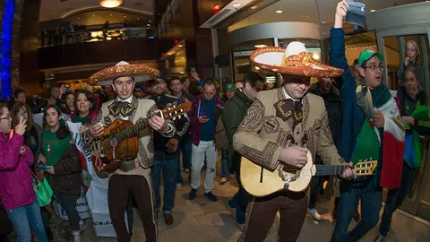 Afición dedica serenata al Tri en el hotel