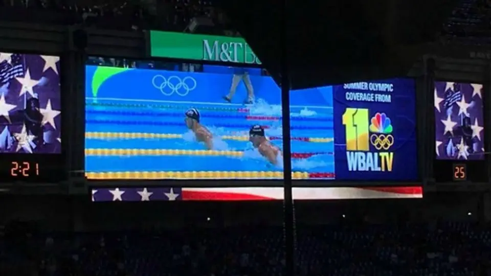 Cuervos detienen juego para ver en su estadio a Phelps