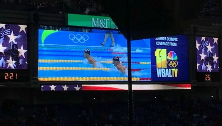 Cuervos detienen juego para ver en su estadio a Phelps