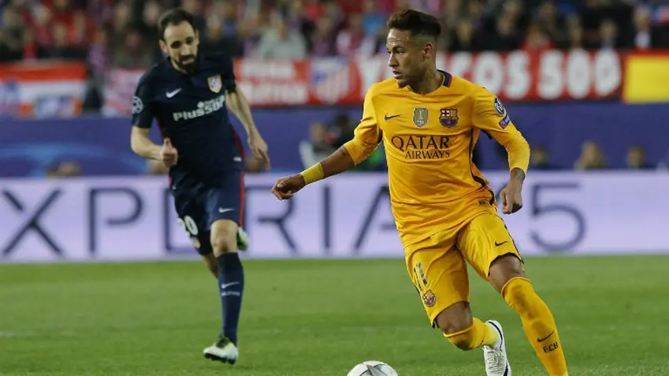 Sexy modelo 'distrajo' a Neymar previo a juego de Champions