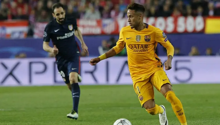 Sexy modelo 'distrajo' a Neymar previo a juego de Champions