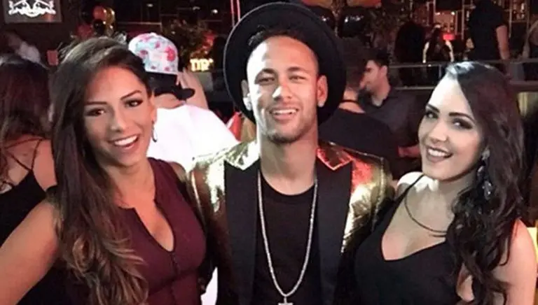 Neymar defiende su derecho a salir de fiesta