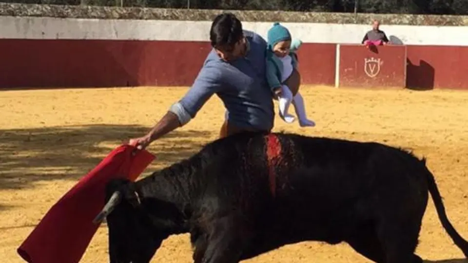 Torero realiza faena con su bebé en brazos