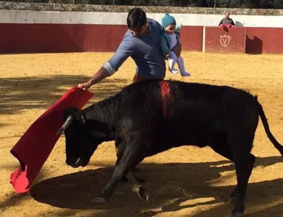 Torero realiza faena con su bebé en brazos