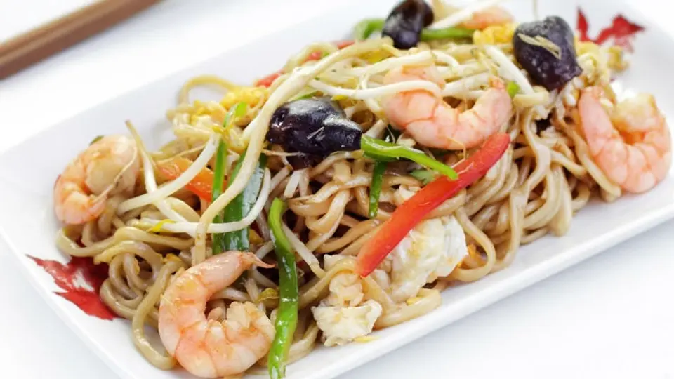 Cucaracha en comida china crea tendencia en Twitter