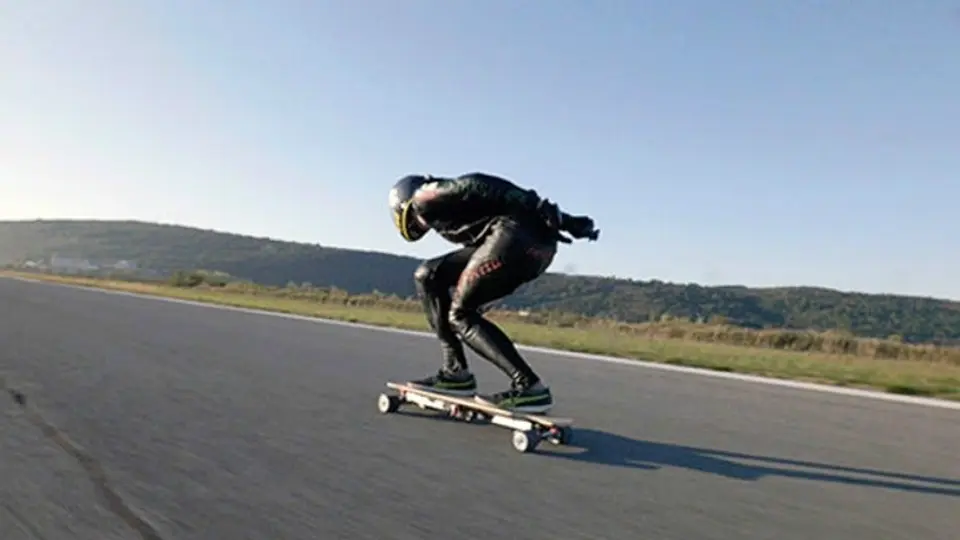 Rompen récord de velocidad en patineta eléctrica