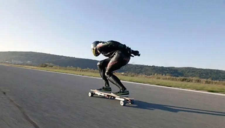 Rompen récord de velocidad en patineta eléctrica