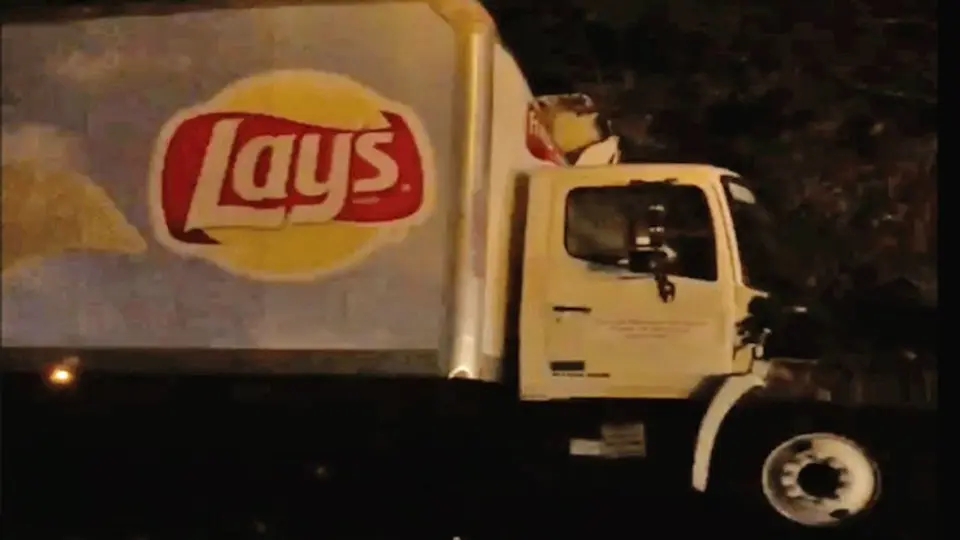 Camión de papas fritas choca con uno de cerveza