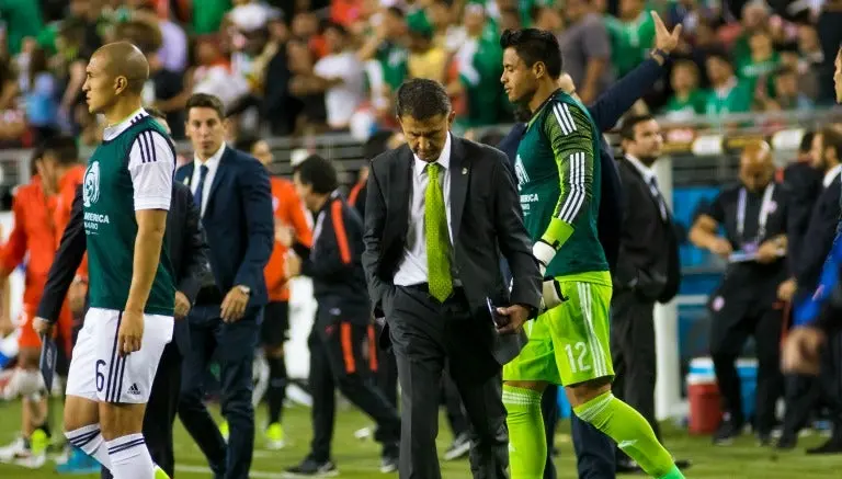 Juan Carlos Osorio sale cabizbajo luego de que México fue goleado por Chile | IMAGO7