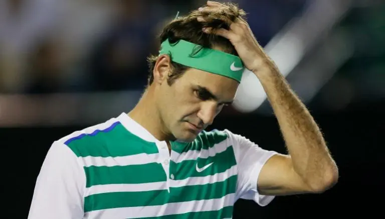 Federer se ausentará un mes por operación de rodilla