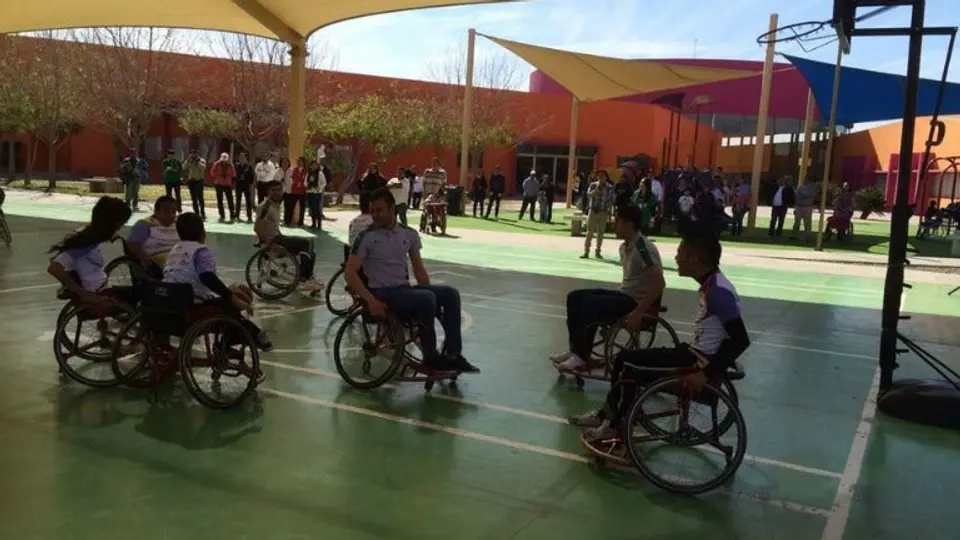 Futbolistas de Santos juegan basquetbol en silla de ruedas