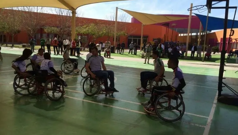 Futbolistas de Santos juegan basquetbol en silla de ruedas