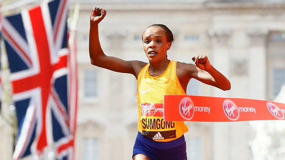 Keniana tropieza y se recupera para ganar Maratón de Londres