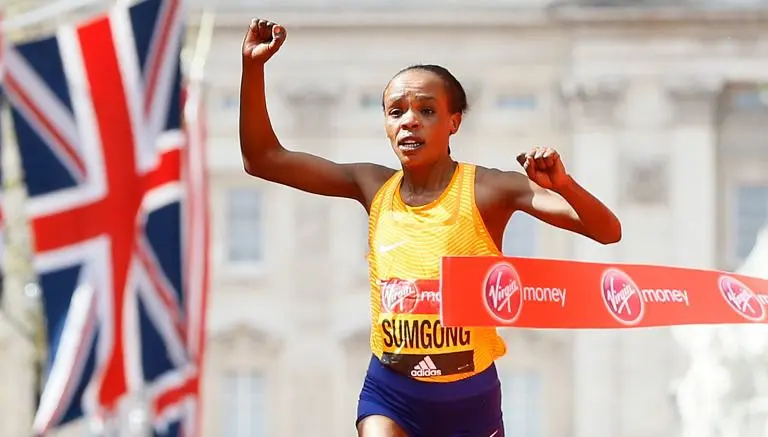 Keniana tropieza y se recupera para ganar Maratón de Londres