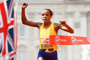 Keniana tropieza y se recupera para ganar Maratón de Londres