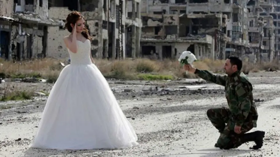 Pareja se casa en ruinas de Siria
