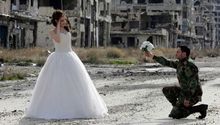 Pareja se casa en ruinas de Siria