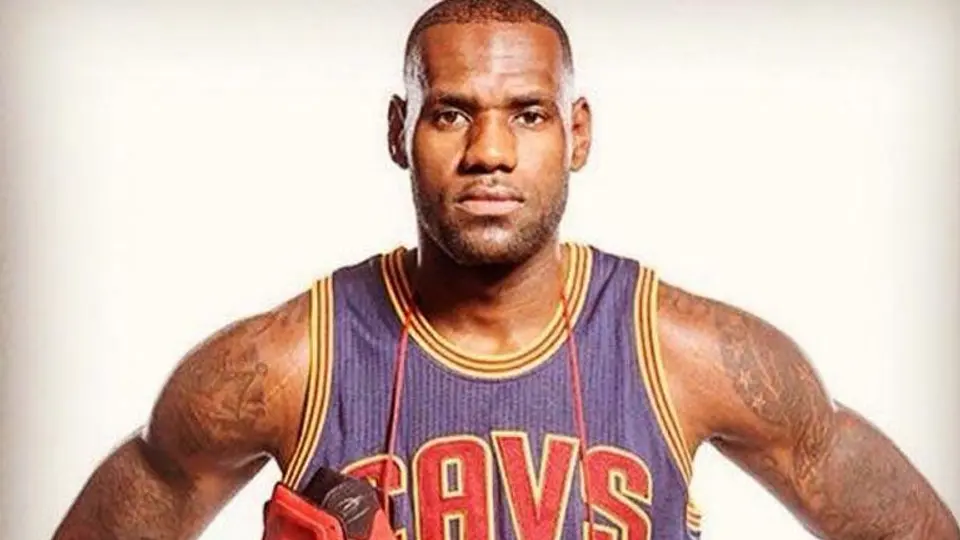 LeBron James firma contrato con Cleveland por 100 mdd