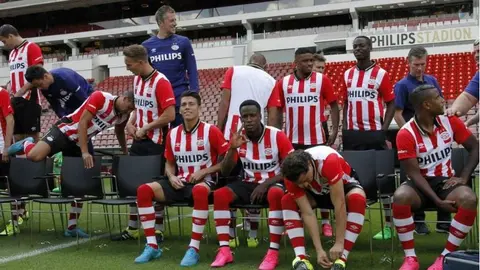 Guardado y Moreno se toman la foto oficial con PSV