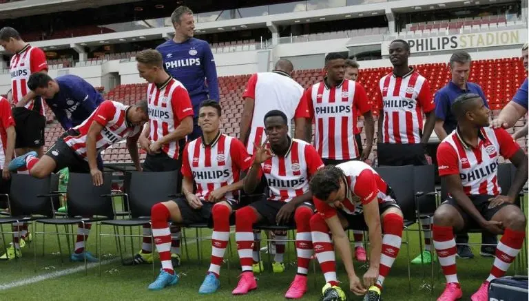 Guardado y Moreno se toman la foto oficial con PSV