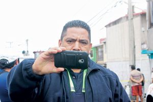 Policías de Ecatepec amagan a reporteros con 'levantarlos'