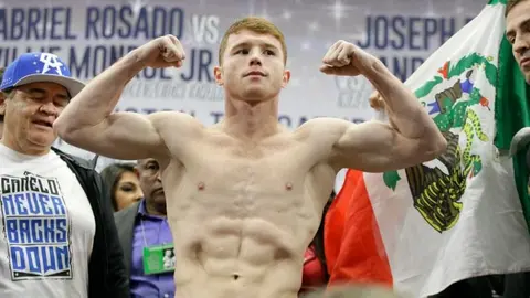 Canelo se desnuda para librar pesaje frente a Smith
