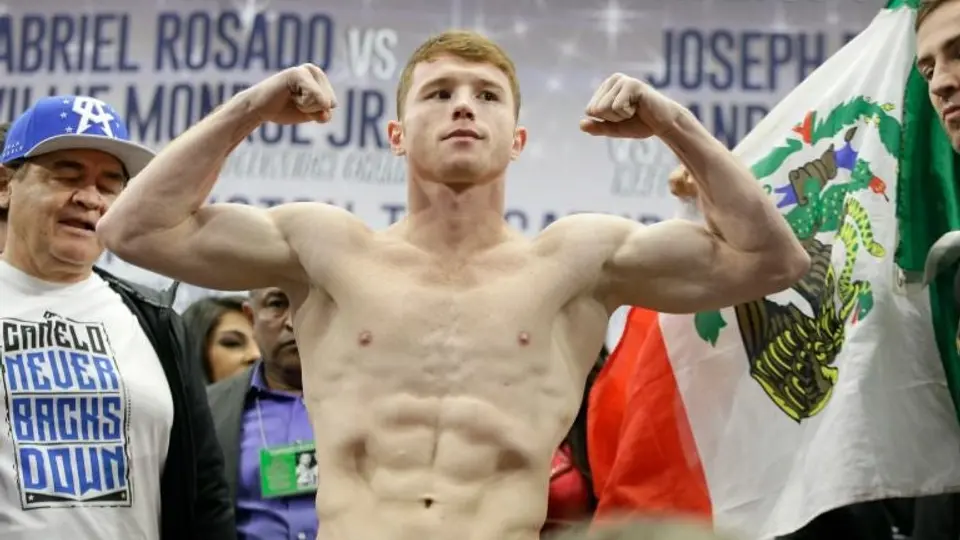 Canelo se desnuda para librar pesaje frente a Smith