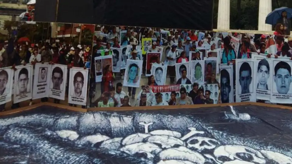 Manifestación por Ayotzinapa abarrota el DF