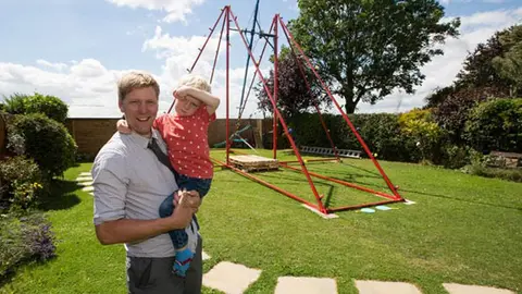 Padre crea columpio gigante de 360 grados para su hijo