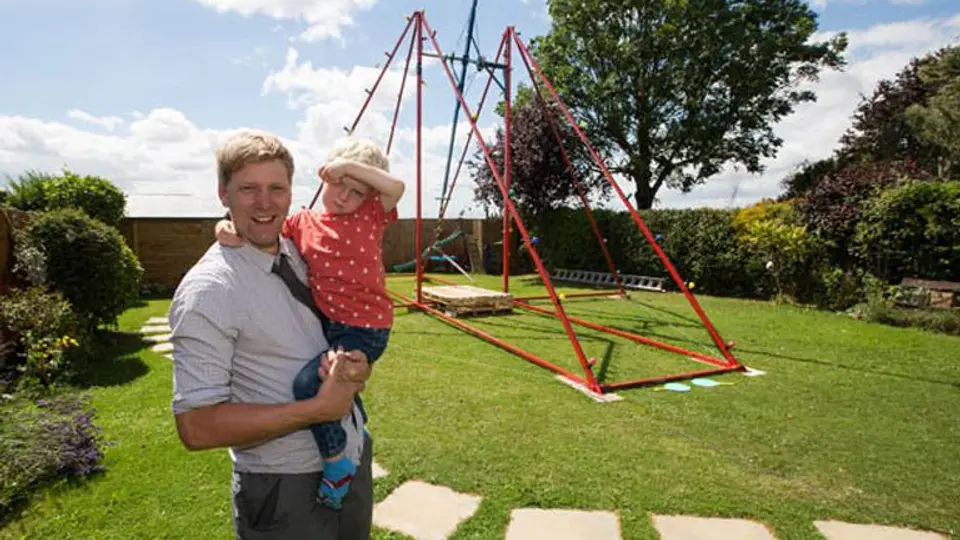 Padre crea columpio gigante de 360 grados para su hijo