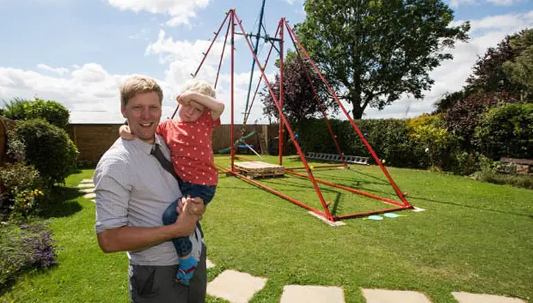 Padre crea columpio gigante de 360 grados para su hijo