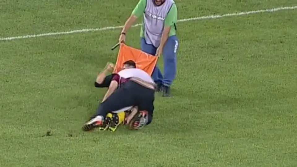 Torpe camillero tira a futbolista repetidamente