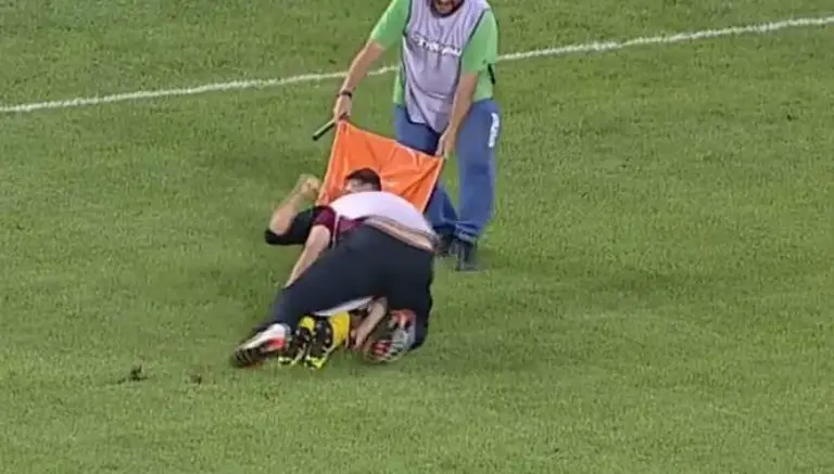 Torpe camillero tira a futbolista repetidamente